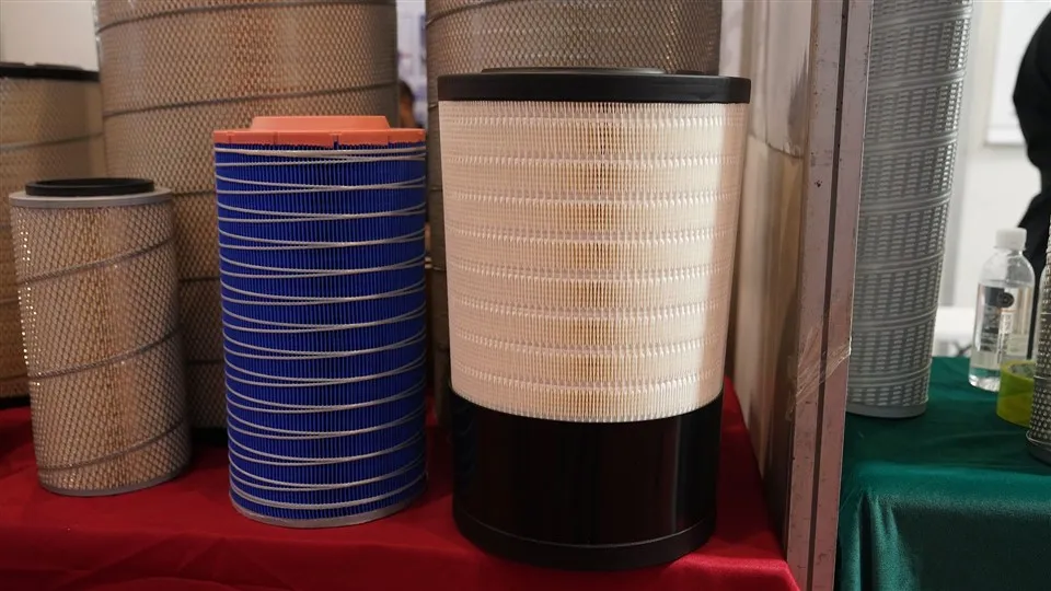 Équipement de machines de pièces de rechange en métal de filtre à air de camion résistant P628203 11K9-21320 11K9-21310 nouveau personnalisé utilisé