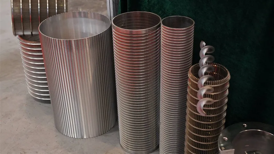 Élément filtrant à maille composite à plaque perforée