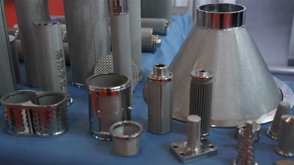 Élément filtrant à maille frittée